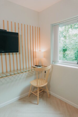 Dobbeltrom – deluxe | Blendingsgardiner, wi-fi (inkludert) og sengetøy