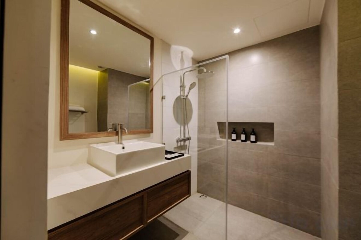 Bathroom | Shower, free toiletries, hair dryer, bidet