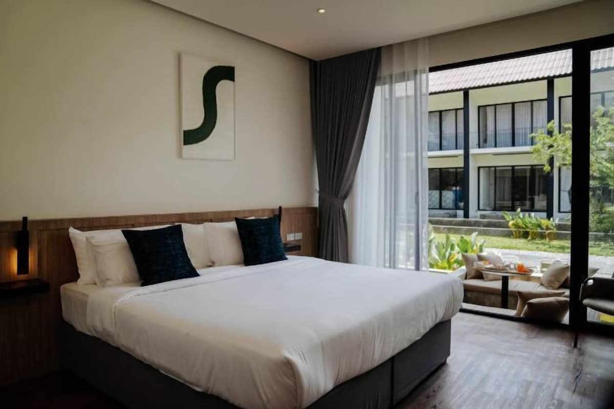Blackout drapes, WiFi (free), bed sheets