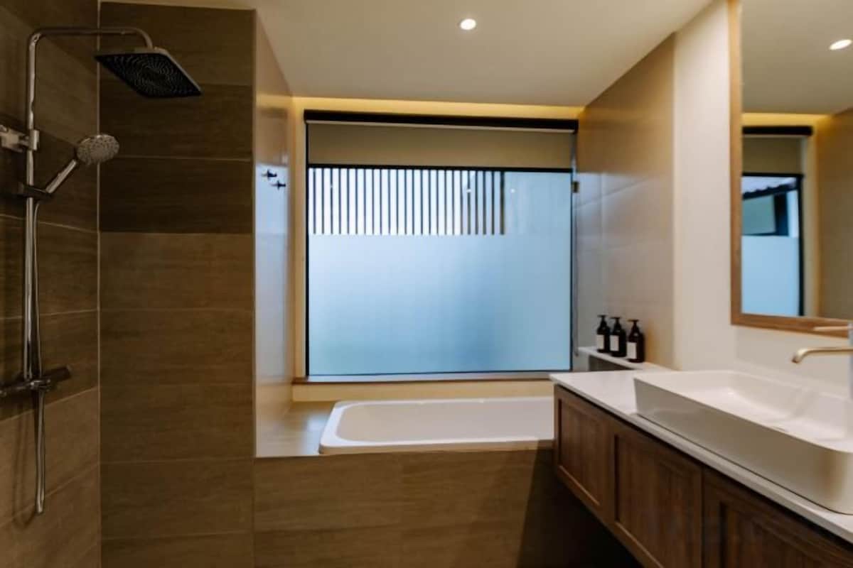 Bathroom | Shower, free toiletries, hair dryer, bidet