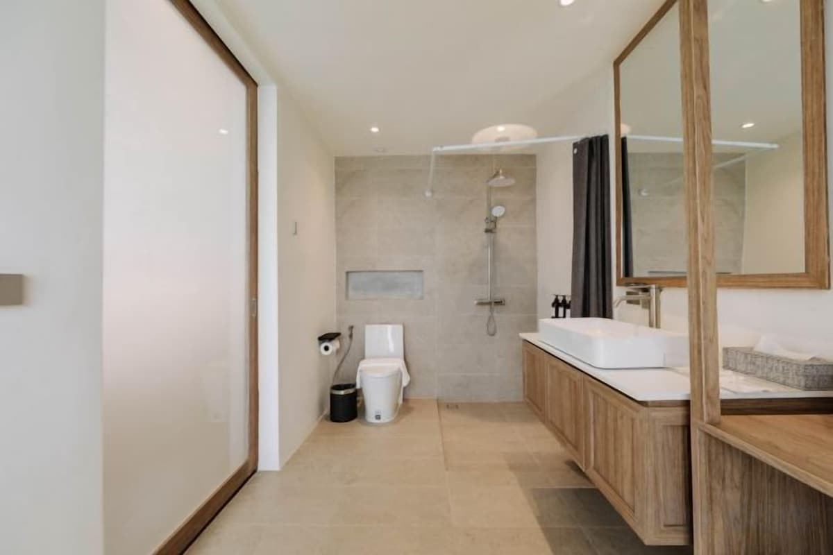 Bathroom | Shower, free toiletries, hair dryer, bidet