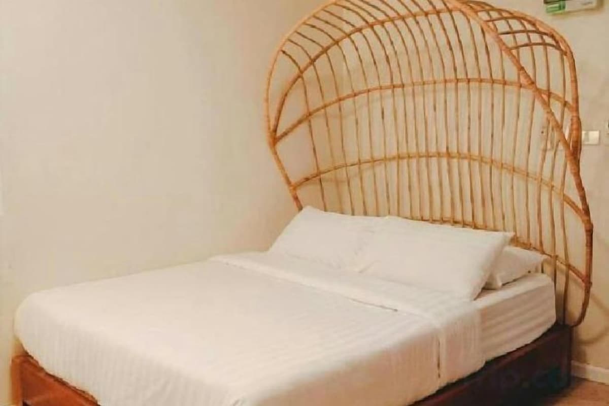 Blackout drapes, WiFi (free), bed sheets