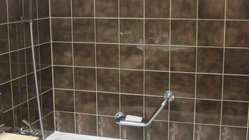 Apartemen, 1 kamar tidur (la glisch) | Kamar mandi | Shower dan handuk