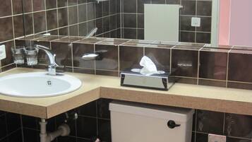 Apartment, 1 Bedroom (la glisch) | Bathroom | Shower, towels