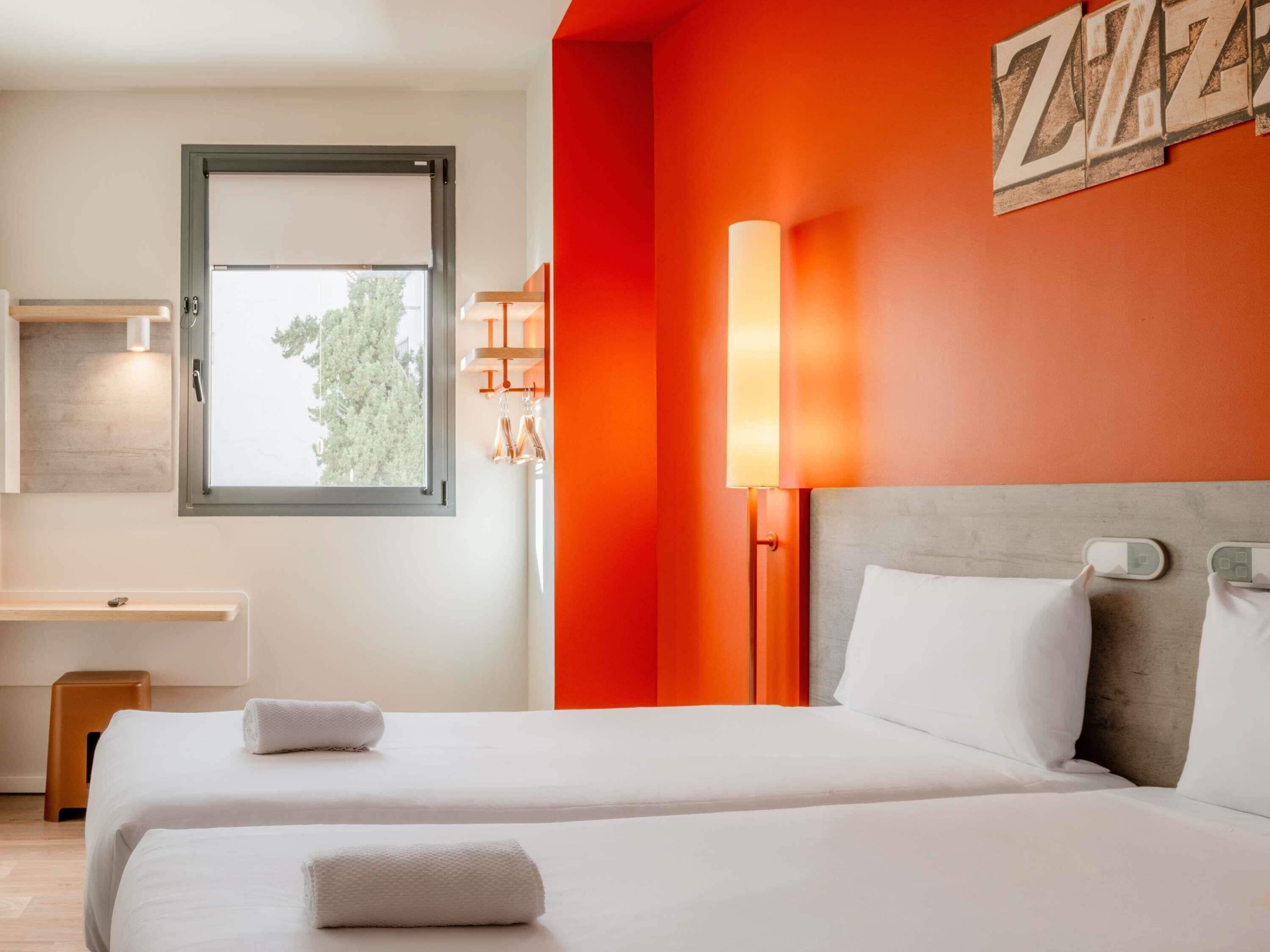 Quarto standard, 2 camas de solteiro, para não fumantes | Escrivaninha, quartos à prova de som, Wi-Fi de cortesia, roupa de cama