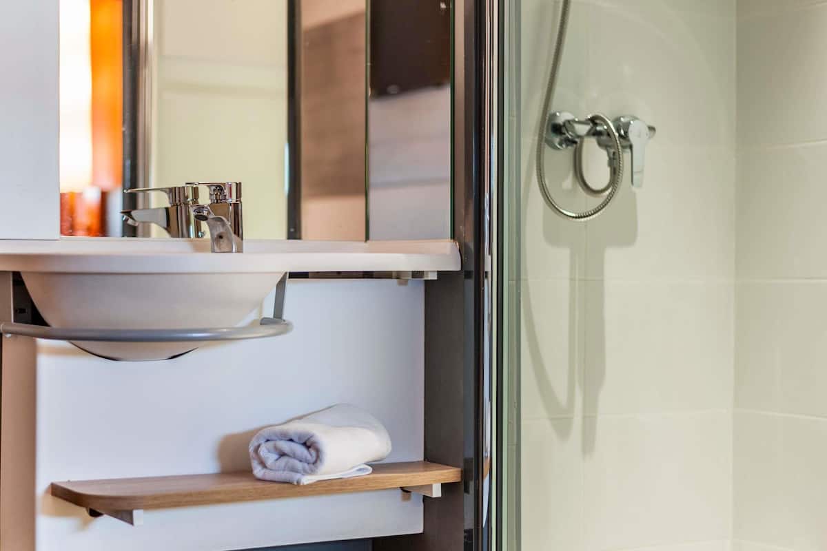 Desk, soundproofing, free WiFi, bed sheets