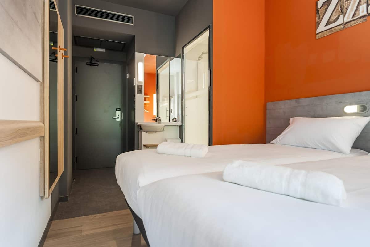 Standard Room, 2 Twin Beds, Non Smoking | Desk, soundproofing, free WiFi, bed sheets