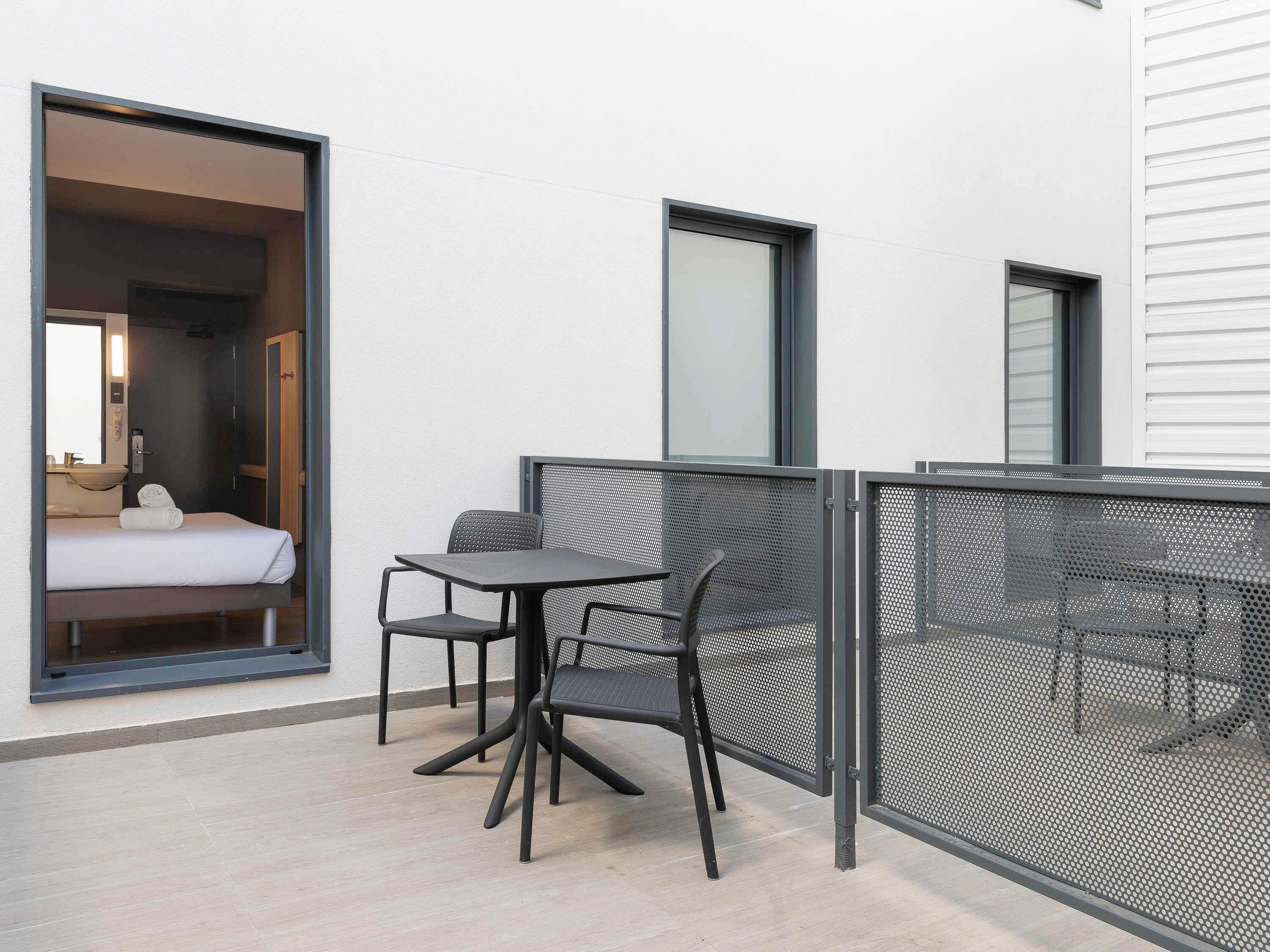 Quarto standard, 1 cama de casal, varanda | Escrivaninha, quartos à prova de som, Wi-Fi de cortesia, roupa de cama