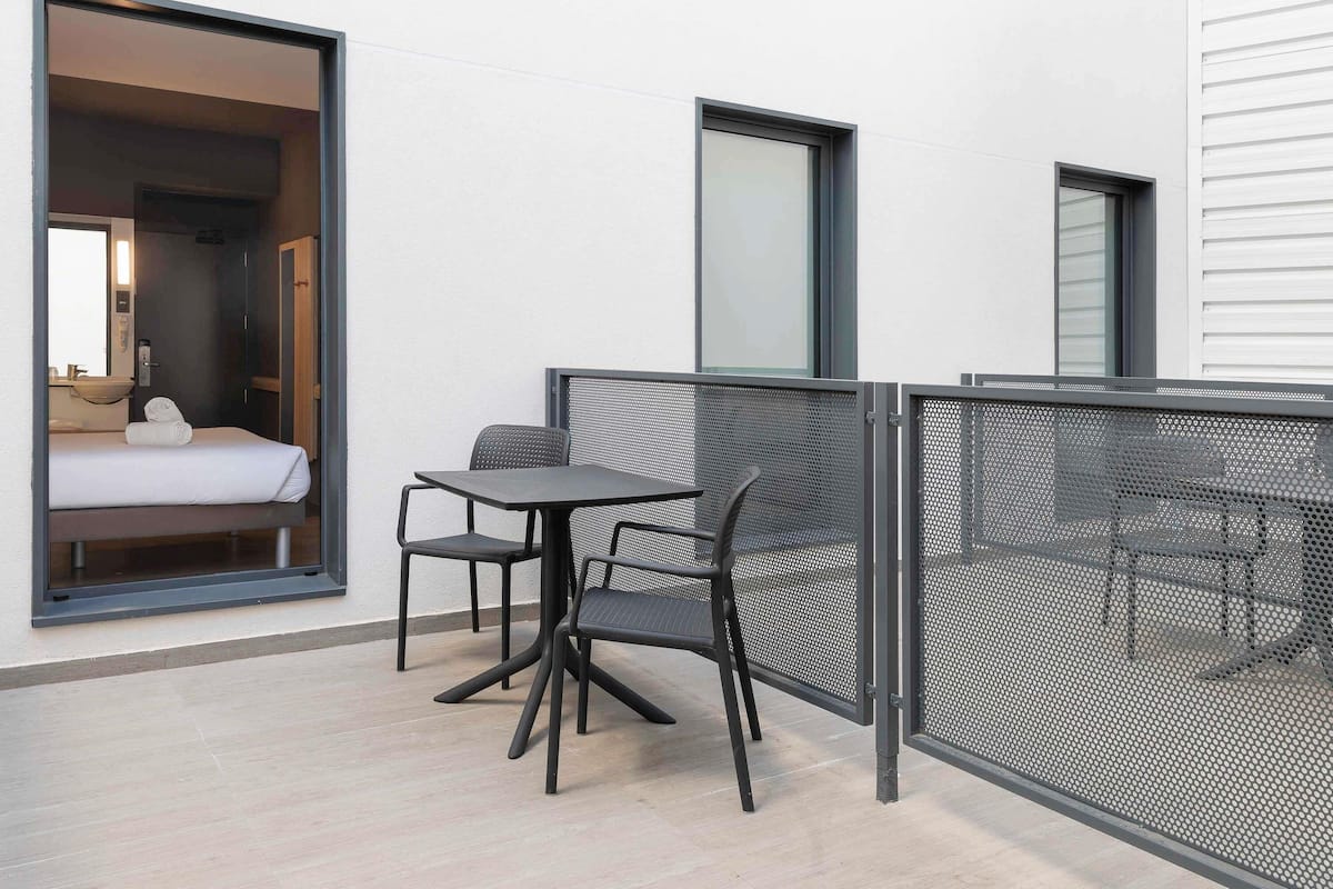 标准房, 1 张双人床, 露台 | 办公桌、隔音、免费 WiFi、床单