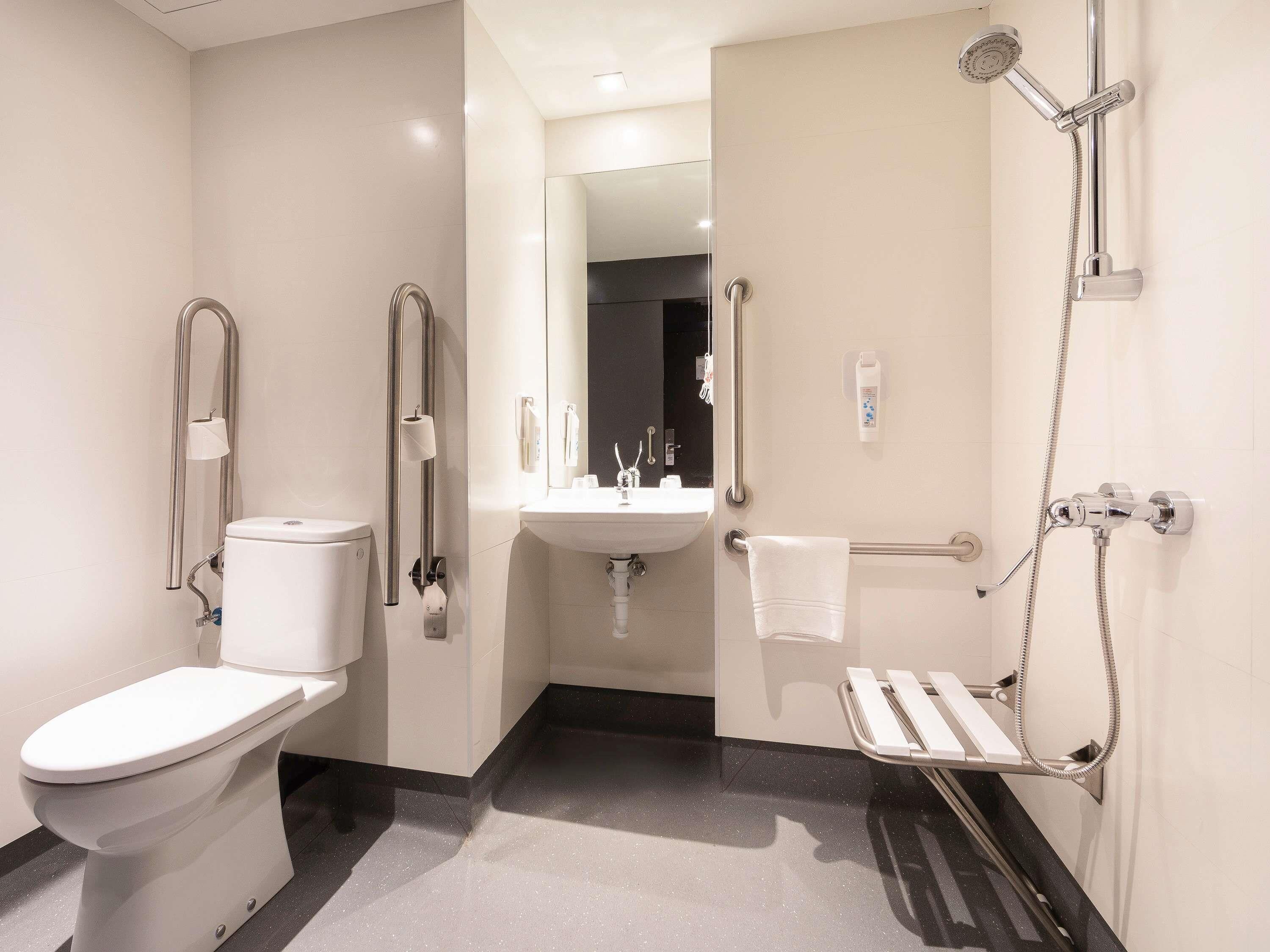 Habitación, 2 camas matrimoniales | Escritorio, insonorización, wifi gratis y ropa de cama 