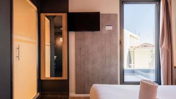 Een bureau, geluiddichte muren, gratis wifi, beddengoed