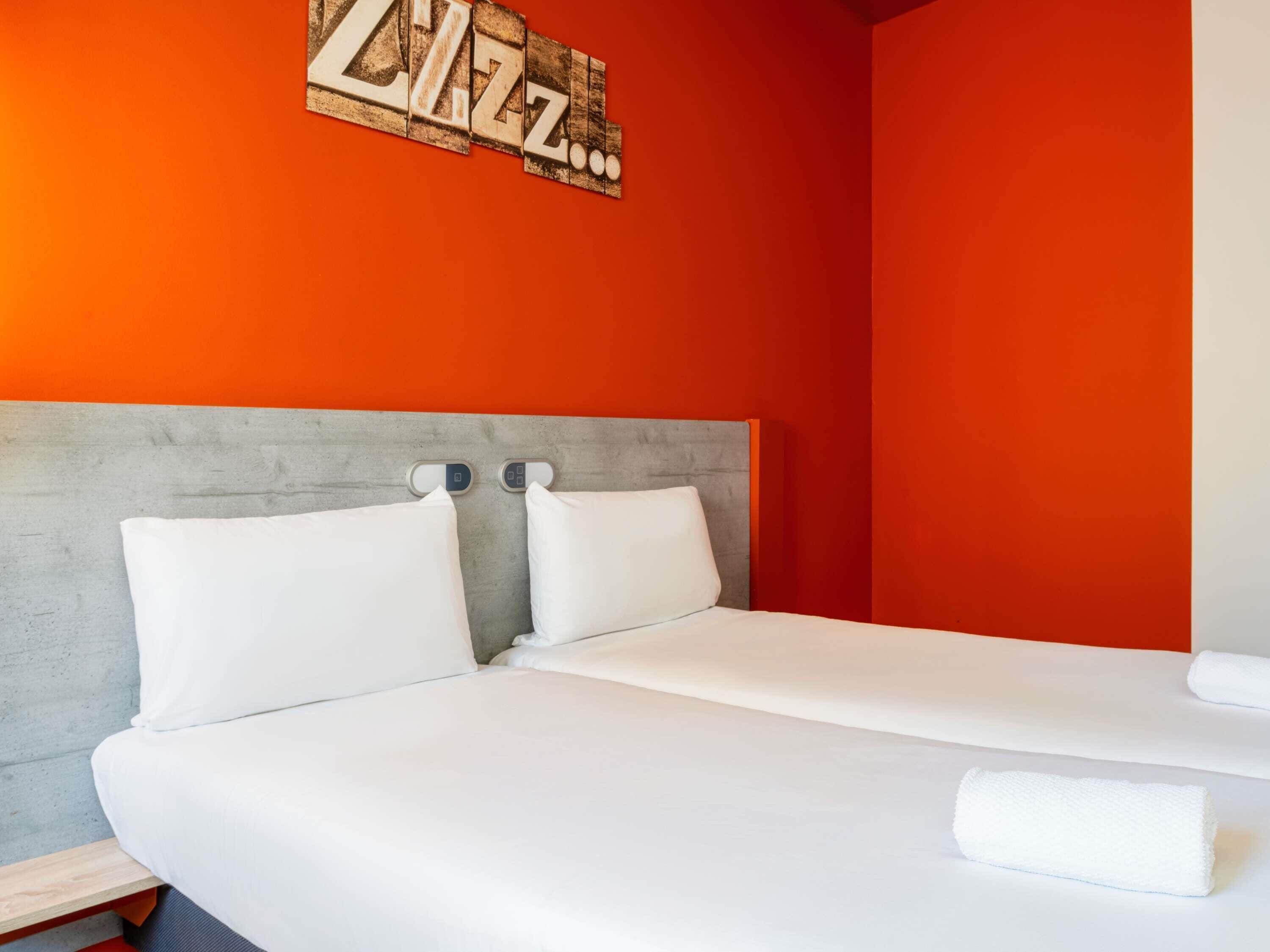 Standard Room, 2 Twin Beds, Non Smoking | Desk, soundproofing, free WiFi, bed sheets