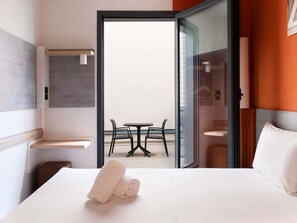 Quarto standard, 1 cama de casal, varanda | Escrivaninha, quartos à prova de som, Wi-Fi de cortesia, roupa de cama