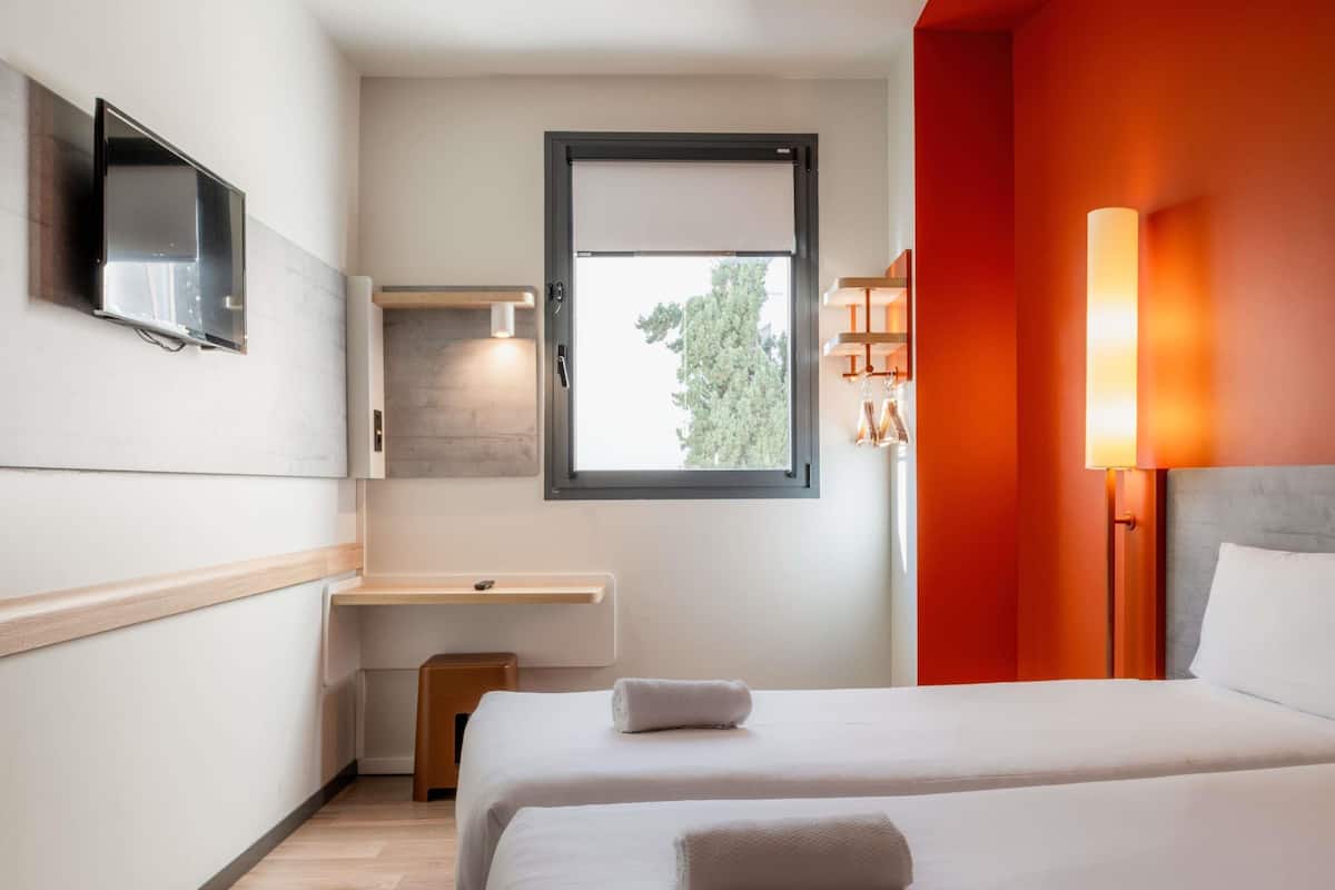 Zimmer, 2 Doppelbetten | Schreibtisch, schallisolierte Zimmer, kostenloses WLAN, Bettwäsche