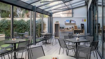 Se ofrece un desayuno bufé todos los días (por un coste adicional)