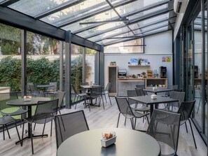 Café da manhã com buffet diário (EUR 9.50 por pessoa) 