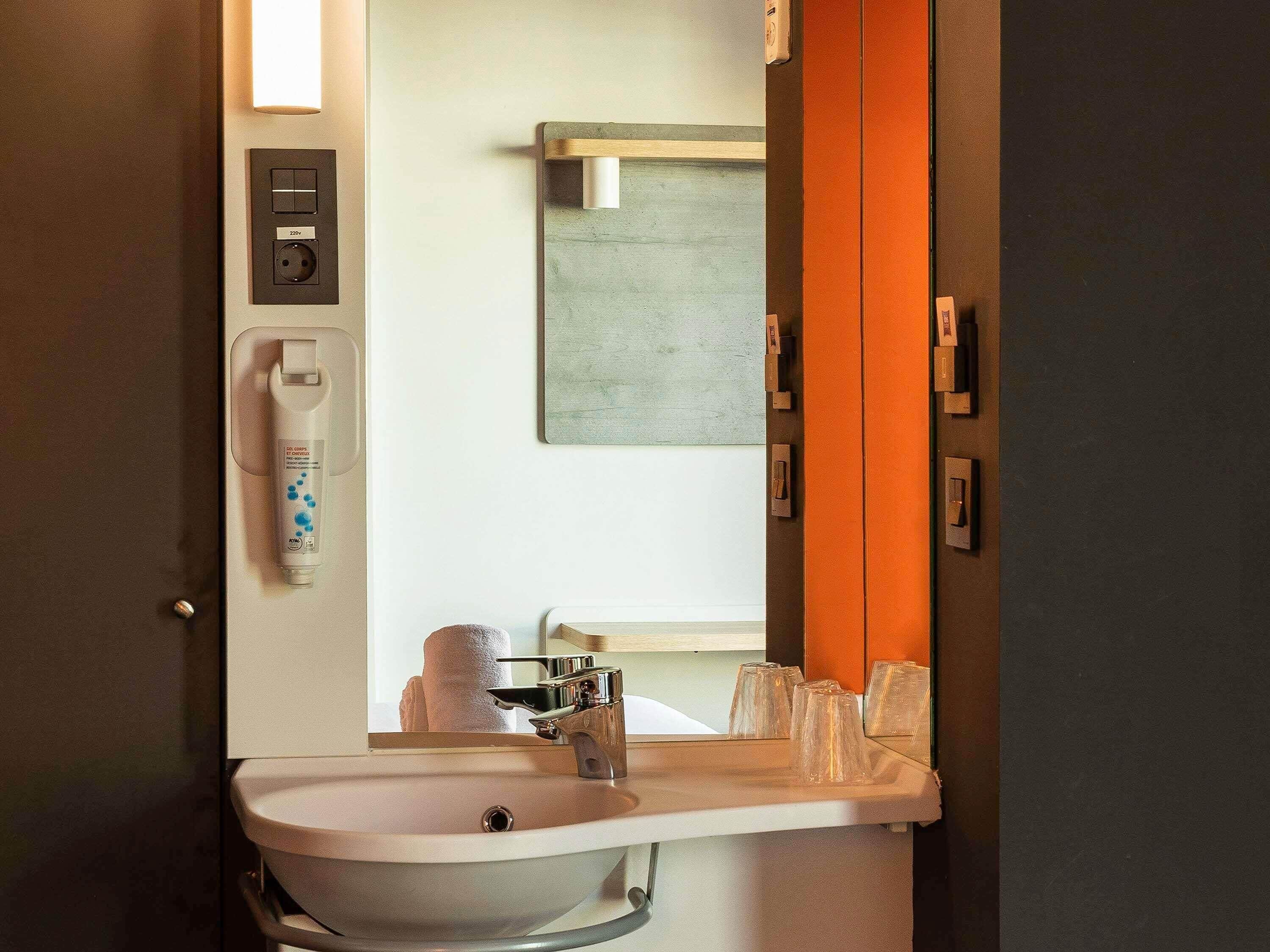 Bureau, chambres insonorisées, Wi-Fi gratuit, draps fournis