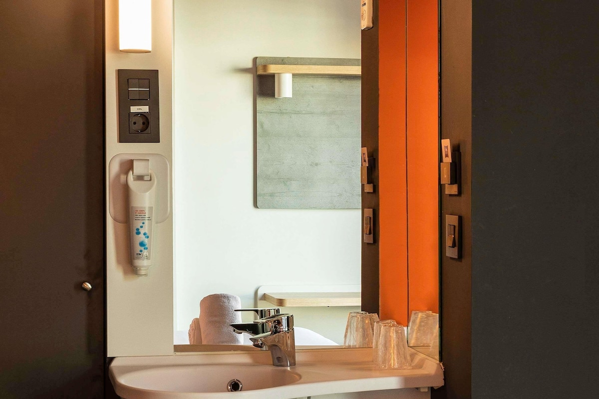 办公桌、隔音、免费 WiFi、床单