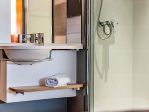 Habitación estándar, 1 cama individual | Escritorio, insonorización, wifi gratis y ropa de cama