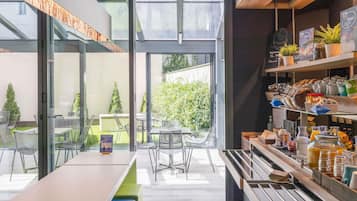 Café da manhã com buffet diário (EUR 9.50 por pessoa)