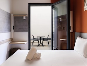 Habitació estàndard, 1 llit doble, pati | Escriptori, habitacions insonoritzades, wifi gratuïta i roba de llit