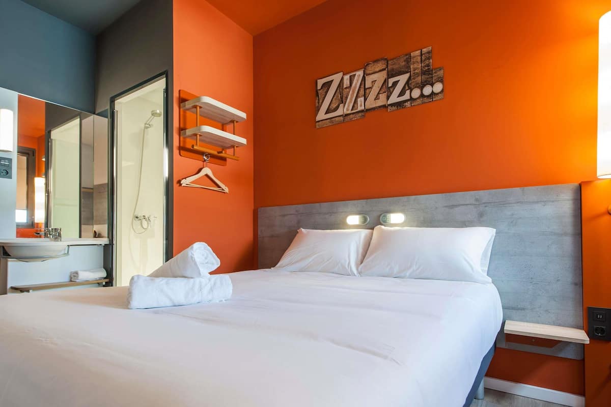 Standard-Doppelzimmer, 1 Doppelbett, Nichtraucher | Schreibtisch, schallisolierte Zimmer, kostenloses WLAN, Bettwäsche