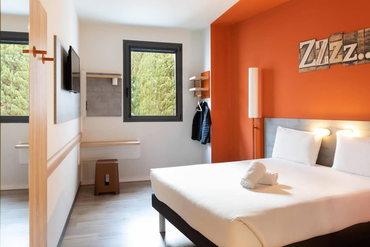Bureau, chambres insonorisées, Wi-Fi gratuit, draps fournis