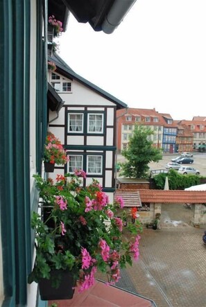 Schreibtisch, Zustellbetten, kostenloses WLAN, Bettwäsche