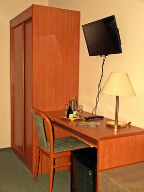 Een bureau, extra bedden, gratis wifi, beddengoed