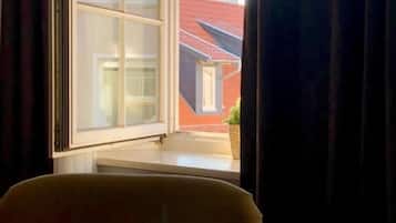 مكتب وأسرّة قابلة للطي وواي فاي مجانًا وملاءات أسرّة