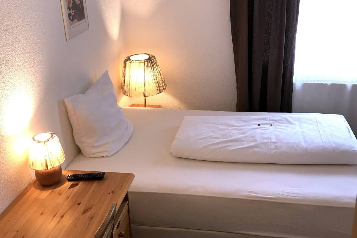 Economy Double Room | Desk, rollaway beds (surcharge), WiFi (free), bed sheets