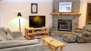 Condo, 3 habitaciones | Sala de estar | Televisión de pantalla plana, chimenea y reproductor de DVD 
