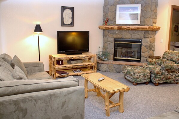 Condo, 3 habitaciones | Sala de estar | Televisión de pantalla plana, chimenea y reproductor de DVD 