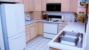 Condo, 3 habitaciones | Cocina privada | Refrigerador, microondas, horno y parrilla de estufa 