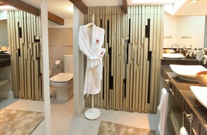 Junior Suite | Bathroom | Free toiletries, hair dryer, bathrobes, slippers