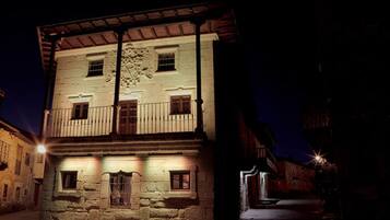 Fachada del alojamiento - Noche