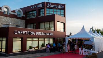 A hotel named Marivella with a CAFETERIA RESTAURANTE.