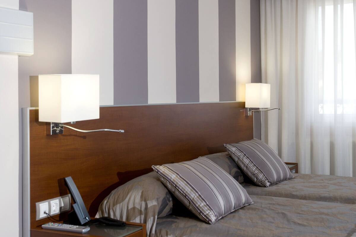 desk, free wifi, bed sheets, wheelchair access