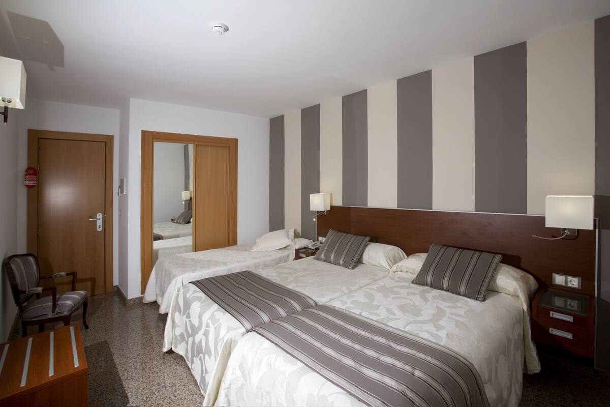 habitación triple superior, 3 camas individuales | desk, free wifi, bed sheets, wheelchair access