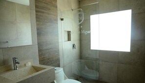 In-room safe, desk, iron/ironing board, free WiFi - Hotel San Miguel (Morelia)