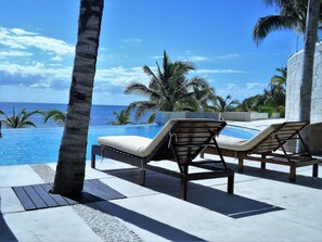 Outdoor pool - Tu Mirada al Mar Beachfront Tower & Spa (Cancun)