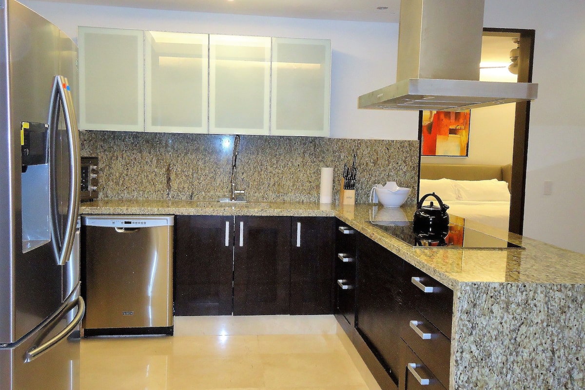 premium apartment, 3 bedrooms, sea facing | private kitchen | full-sized fridge, microwave, oven, stovetop