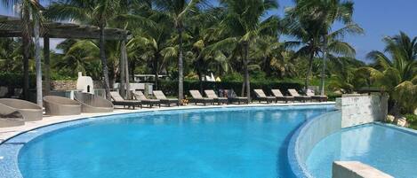 Ubicación a pie de playa, cabañas de uso gratuito, tumbonas y sombrillas