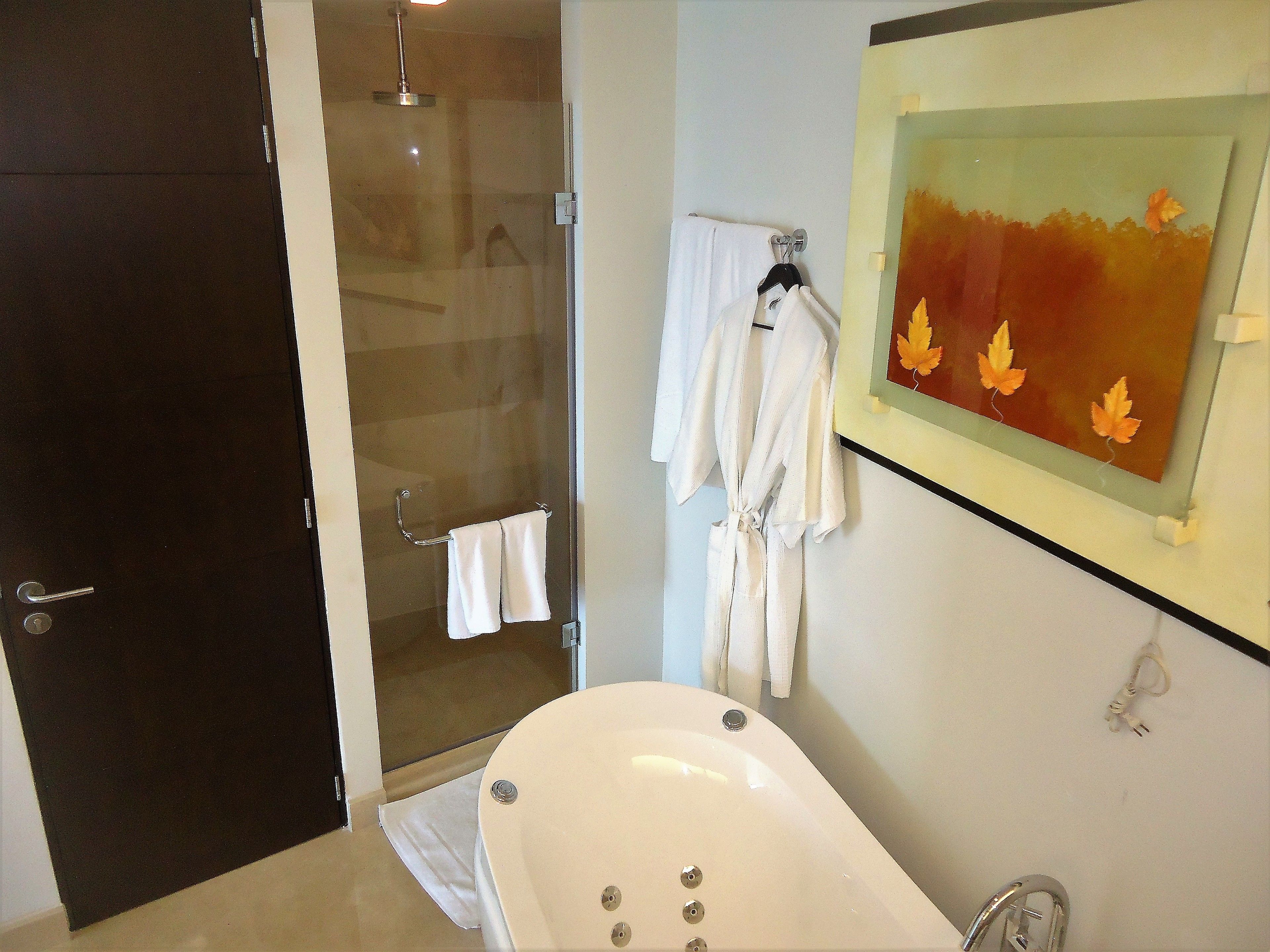 premium apartment, 3 bedrooms, sea facing | bathroom | separate bathtub and shower, jetted bath, rainfall showerhead