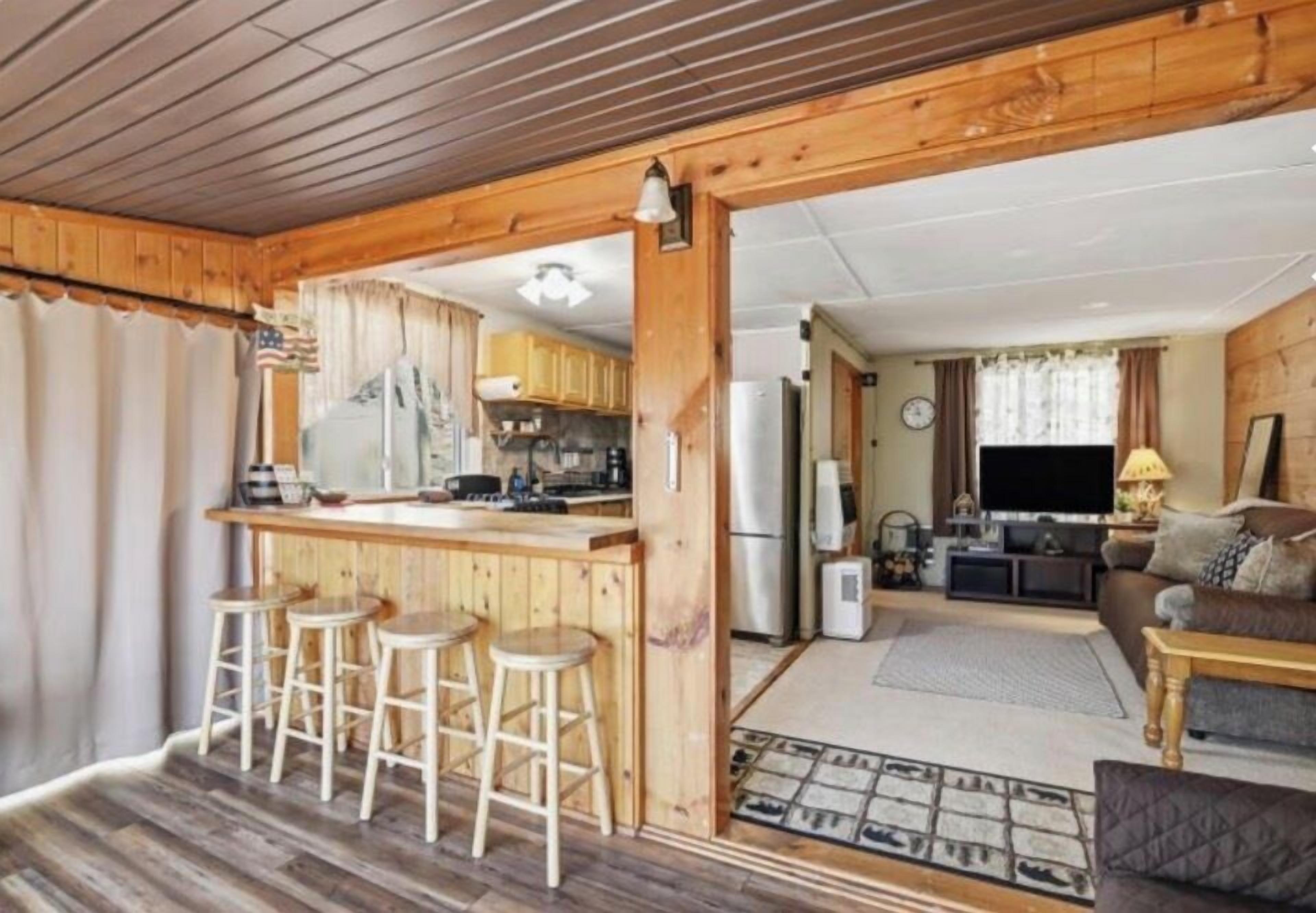 Hytte, 2 soverom, privat basseng | Oppholdsområde | Flatskjerm-TV og bordtennis