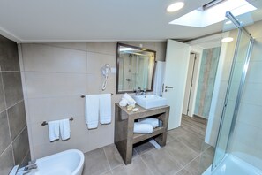 Familienstudio, 2 Schlafzimmer, Balkon, Poolblick | Badezimmer | Dusche, kostenlose Toilettenartikel, Haartrockner, Handtücher