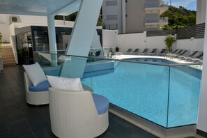 Outdoor pool, open 9 AM to 8 PM, pool umbrellas, sun loungers - Villamar Style Maison (Nazaré)