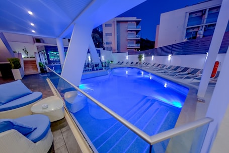 室外游泳池,09:00 至 20:00 开放,池畔遮阳伞,日光浴躺椅