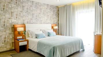 Habitación superior con 1 cama matrimonial o 2 individuales, balcón, vista a la alberca (9) | Minibar, caja de seguridad en la habitación y decoración personalizada