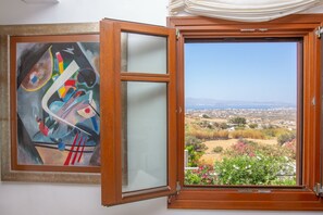 Télévision à écran plat, cheminée, lecteur de DVD